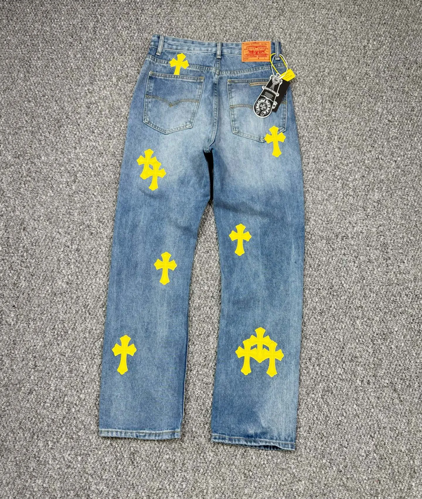 P240 Style No.: H838 Chrome Hearts & Chrome Hearts High-end Chrome hearts blue and yellow leather cross patchwork leather jeans, the same style as the trendy uncle. Original hardware accessories, washed and other elevators, QR code analysis are all purchased from the original factory, high degree of restoration, you are welcome to compare with a certain product~ Three-dimensional version, loose and comfortable, not picky about the figure, taller and slimmer, factory Seiko, original quality control, same style for men and women, can be matched with couples, versatile recommendation, must-have jeans for all seasons, fashionable people have been disappointed From the quality selection of fabrics, the tailoring of details, and the matching of patterns, everything is impeccable! The upper body is so handsome when worn...it can be easily worn by men, women and children! The craftsmanship is made of heavy-duty washed pure cotton denim fabric. After washing, it is soft and thick and looks very stylish when worn. Size: 28, 30, 32, 34 Color: blue